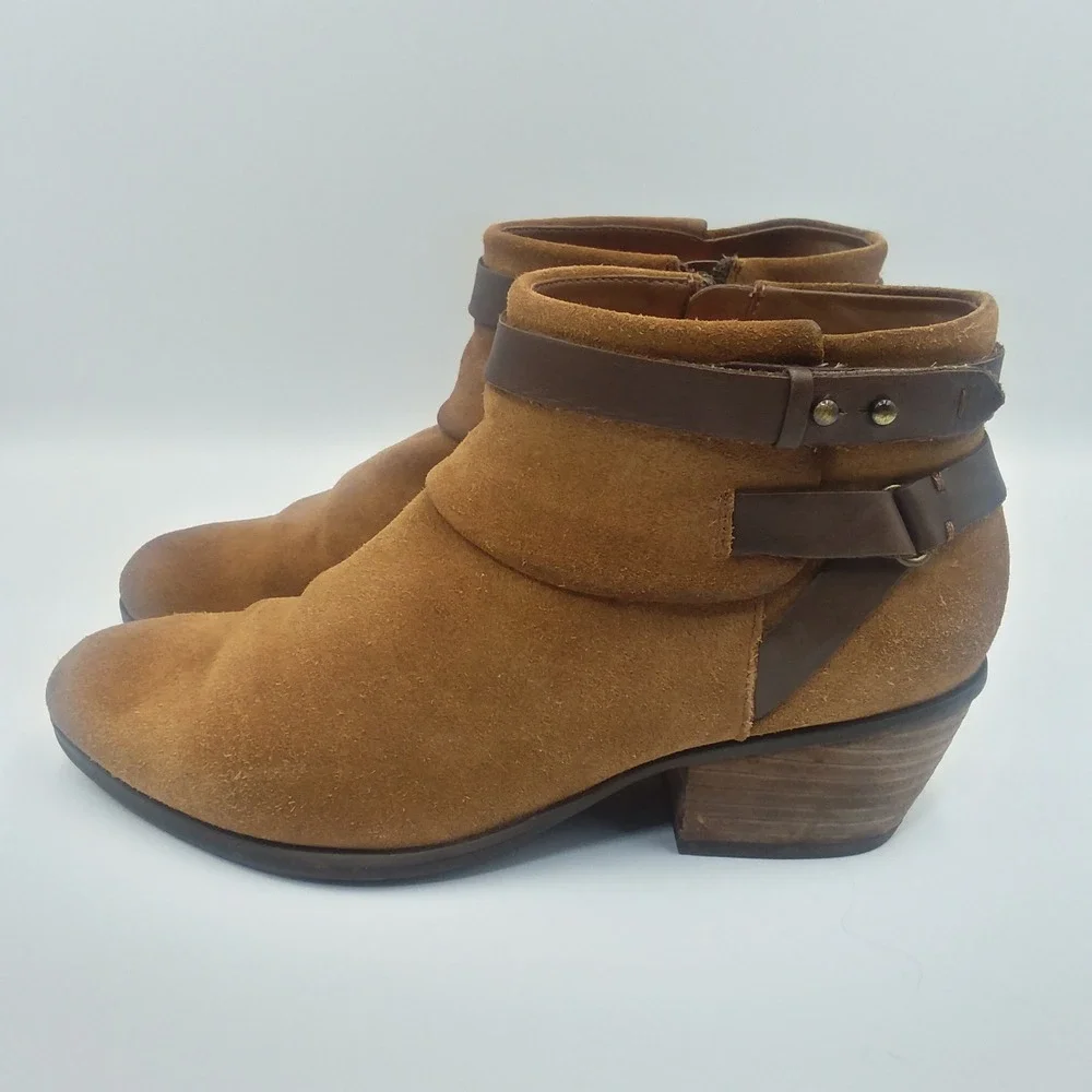 Clarks Ankle Boots Suede Leather Strap Accent Heel Booties‎ Size 7.5